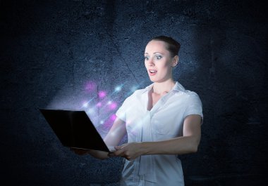 bir laptop tutan genç çekici kadın