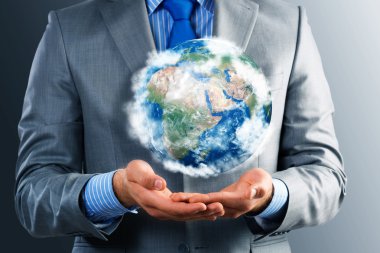 işadamı bir toprağı tutan