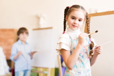 Çocuk easels resimlerini çekmek