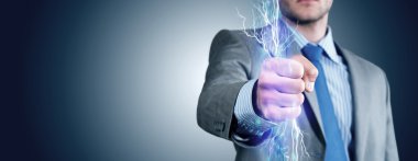 ışıkları ile sıktı elini