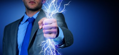 ışıkları ile sıktı elini