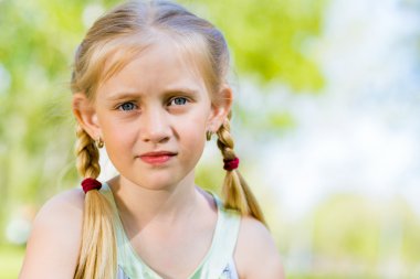 niña sonriente en un parque