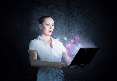 bir laptop tutan genç çekici kadın