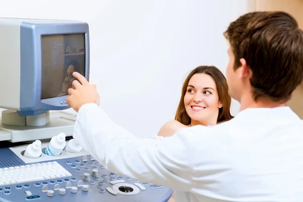 Pregnant woman on reception at the doctor — Stock Photo, Image
