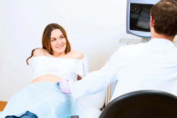 Pregnant woman on reception at the doctor — Stock Photo, Image