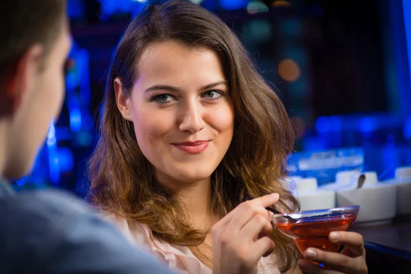 Jeune femme dans un bar — Photo