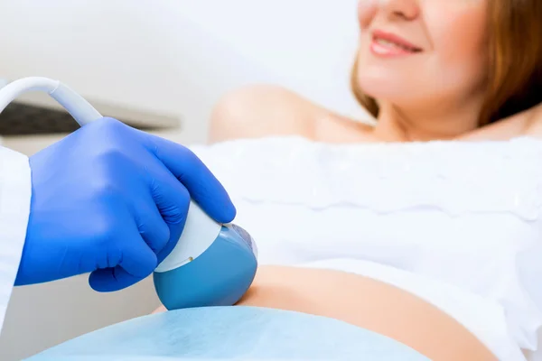 Schwangere am Empfang beim Arzt — Stockfoto