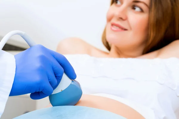 Беременная женщина на приеме у врача — стоковое фото