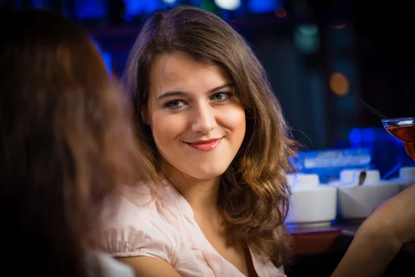 Молодая женщина в баре — стоковое фото