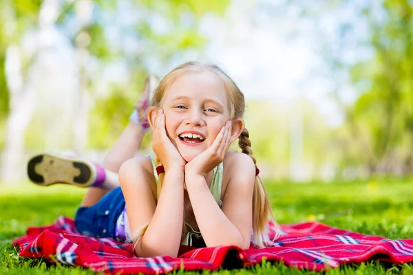 公園で少女に笑みを浮かべてください。 — ストック写真