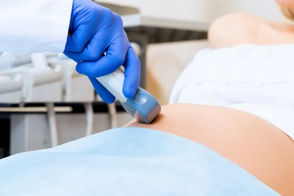 Bauch-Ultraschall-Gerät für Schwangere — Stockfoto
