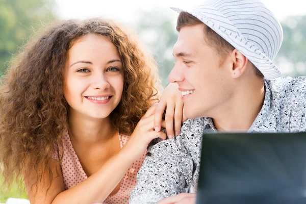 Couple dans un parc avec ordinateur portable — Photo