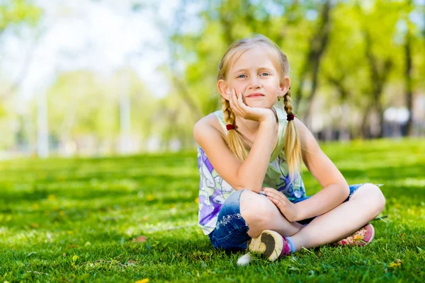 Dziewczyna w parku lato — Zdjęcie stockowe
