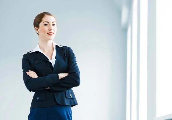 Junge moderne Geschäftsfrau — Stockfoto