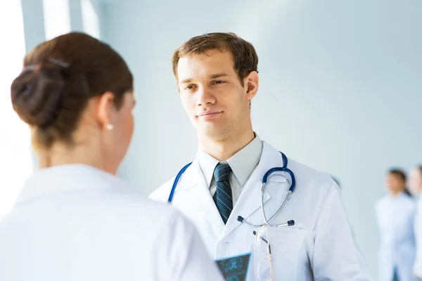 Médico conversando com um colega — Fotografia de Stock