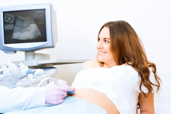 Gravid kvinna på mottagning på läkaren — Stockfoto