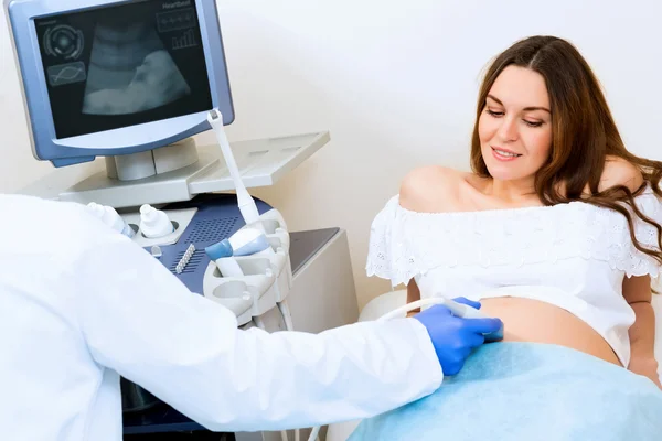 Беременная женщина на приеме у врача — стоковое фото