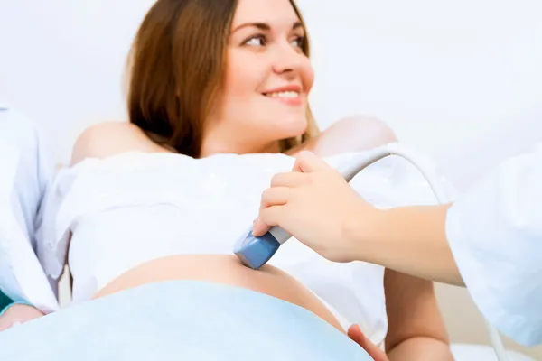 Manos y escáner de ultrasonido abdominal — Foto de Stock