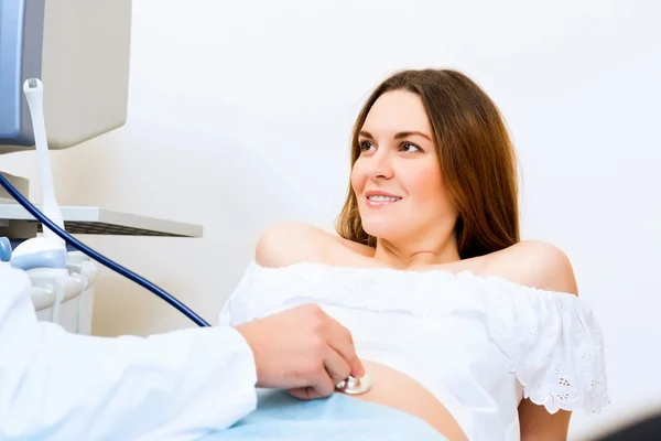 Mujer embarazada en recepción en el médico —  Fotos de Stock