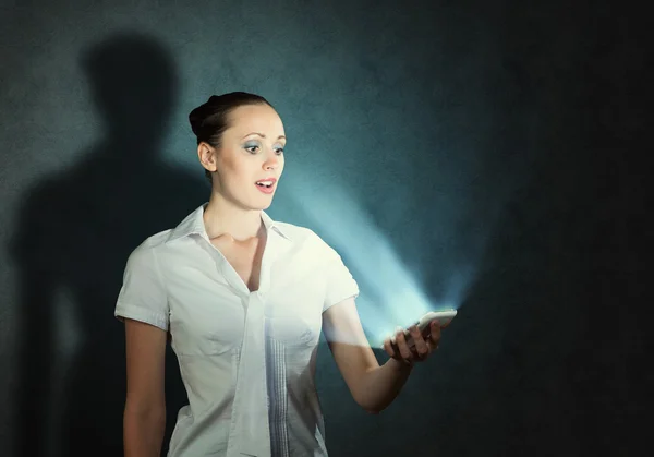 Young woman holding a cell phone — Stock Photo, Image