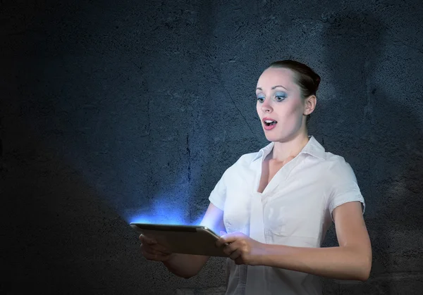 Young woman holding a tablet — Stock Photo, Image