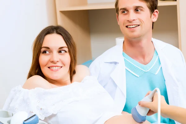 La mujer embarazada y el futuro padre — Foto de Stock