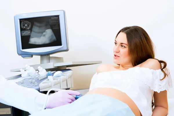 Mulher grávida em recepção no doutor — Fotografia de Stock