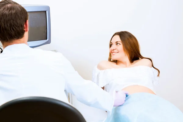 Gravid kvinna på mottagning på läkaren — Stockfoto