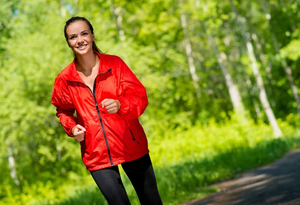 Zpěvačka atlet běh v parku — Stock fotografie
