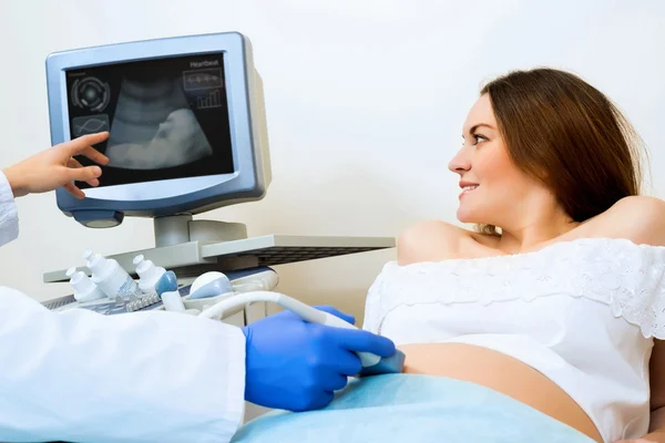 Donna incinta alla reception dal medico — Foto Stock