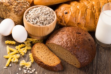 taze ekmek, yumurta ve süt ve tahıl cam.