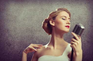 çekici kadın şarkıcı mikrofon ile