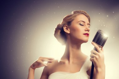 çekici kadın şarkıcı mikrofon ile