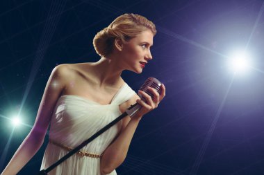 çekici kadın şarkıcı mikrofon ile