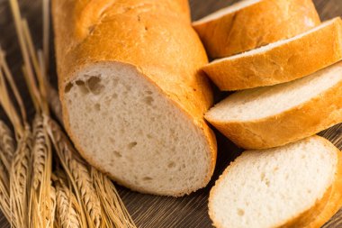 tahıllar ile dilimlenmiş ekmek