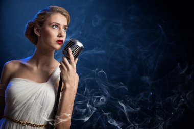 çekici kadın şarkıcı mikrofon ile