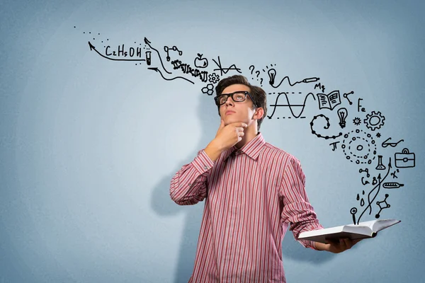 Joven científico sosteniendo un libro — Foto de Stock