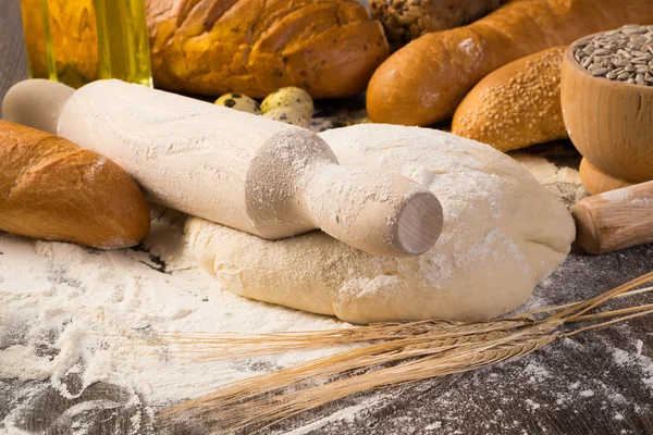 Farinha, ovos, pão branco, espigas de trigo — Fotografia de Stock