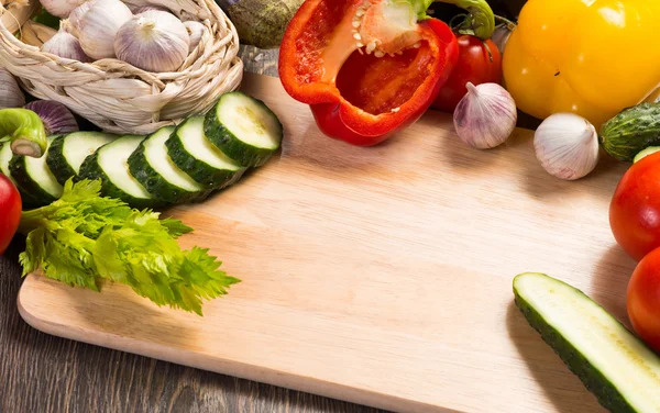 Légumes sur la planche de cuisine — Photo
