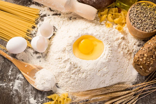 Мука, яйца, натюрморт пшеницы — стоковое фото