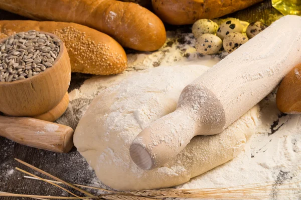 Farinha, ovos, pão branco, espigas de trigo — Fotografia de Stock