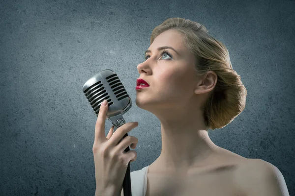 Cantor feminino atraente com microfone — Fotografia de Stock