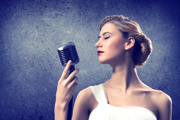 Attraktive Sängerin mit Mikrofon — Stockfoto