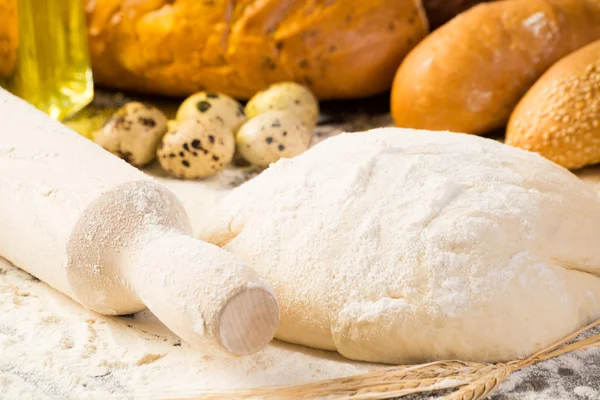 Farinha, ovos, pão branco, espigas de trigo — Fotografia de Stock