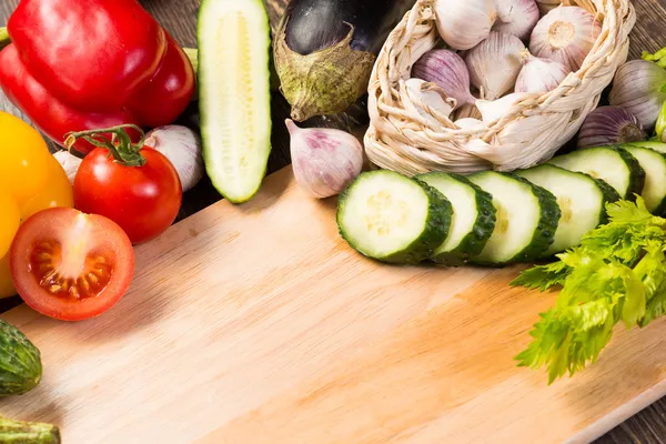 Grönsaker i kök-styrelsen — Stockfoto
