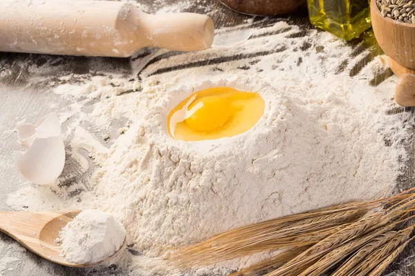 小麦粉、卵、小麦の静物画 — ストック写真