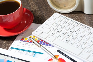 fincan kahve, telefon, iş kağıtları ve klavye