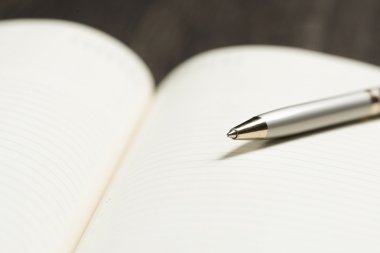 Açık not defteri ve kalem