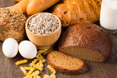 taze ekmek, yumurta ve süt ve tahıl cam.