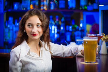 Bardaki genç kadın.